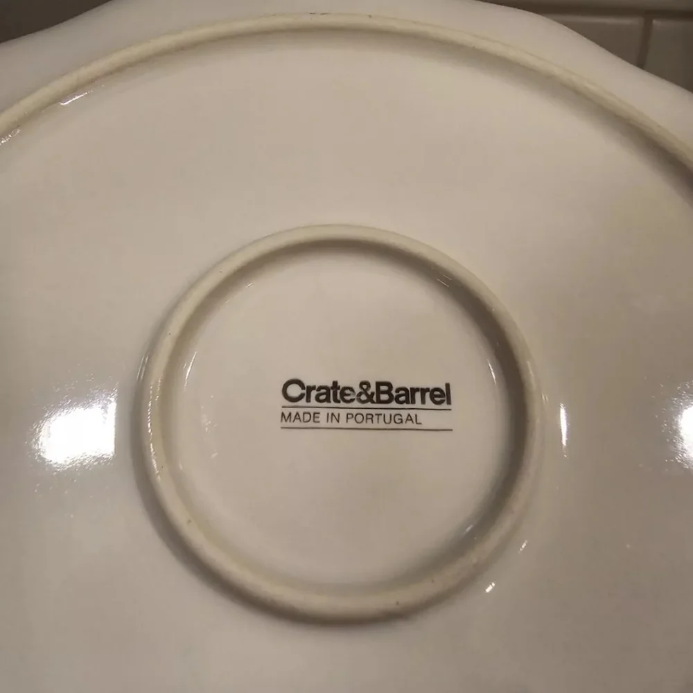 Crate & barrel sintra scalloped dinner plate